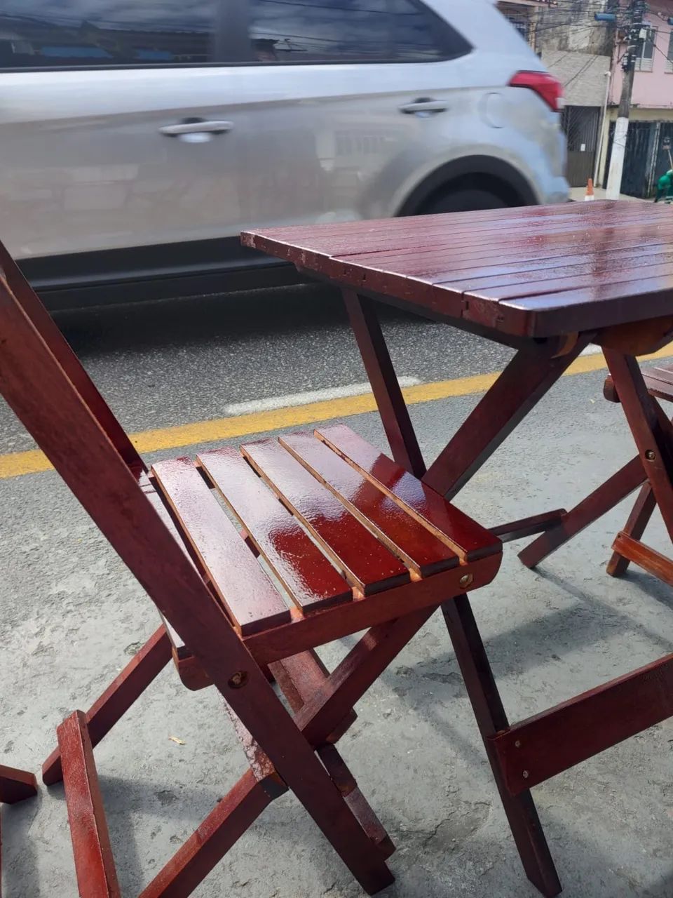 Conjunto de cadeira e mesa, mesa e bancos em madeira de lei pintados com verniz 
