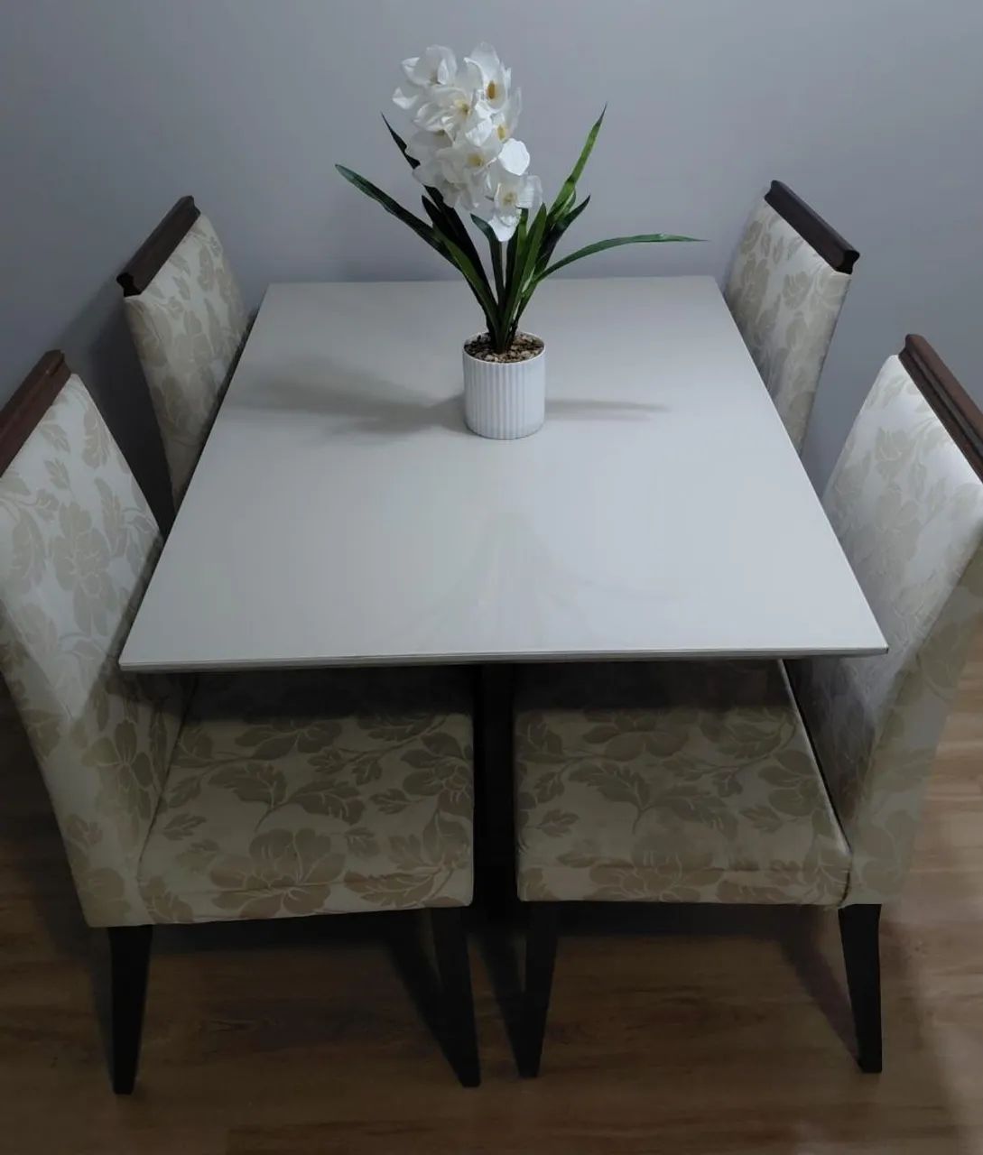 Mesa de jantar.  1.20 x 90 cm. 