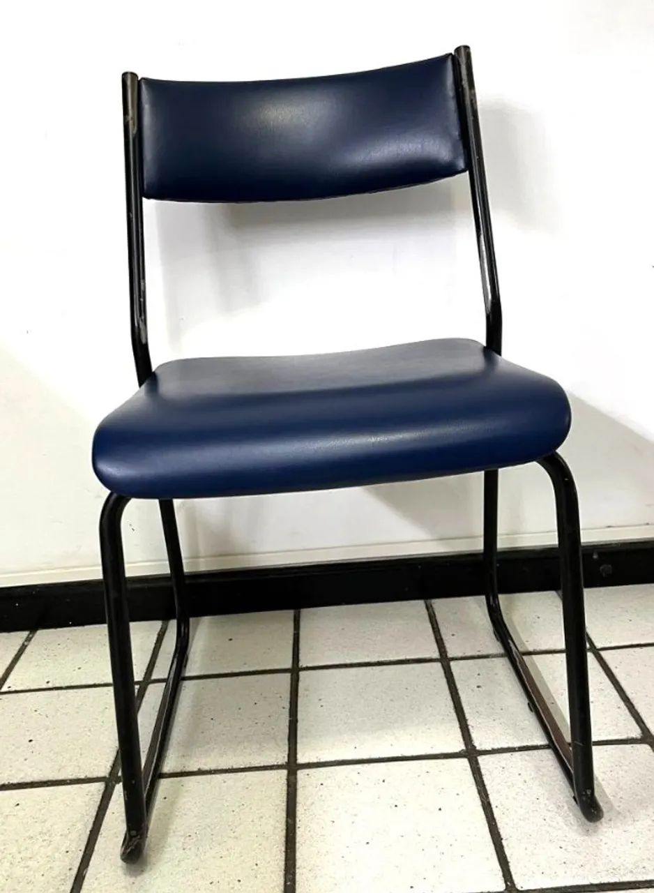 Cadeira de jantar ou escritório estofada, fixa e azul