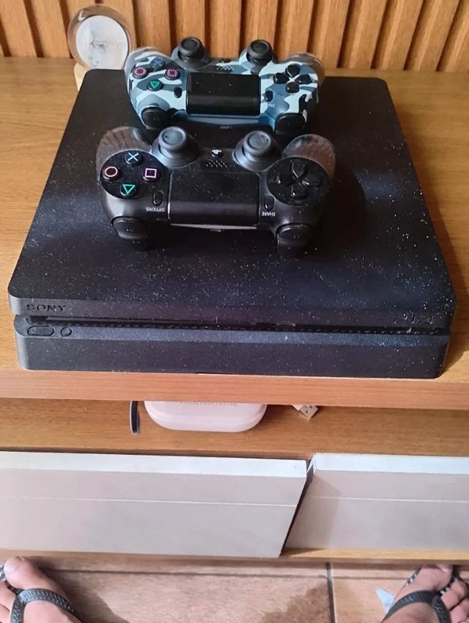 Ps4 slim 1 jogo e 2 controle 