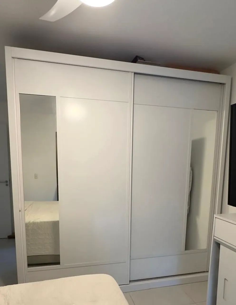 GUARDA-ROUPA CASAL EUROPA TRIUNFO COM ESPELHO - IMPECÁVEL