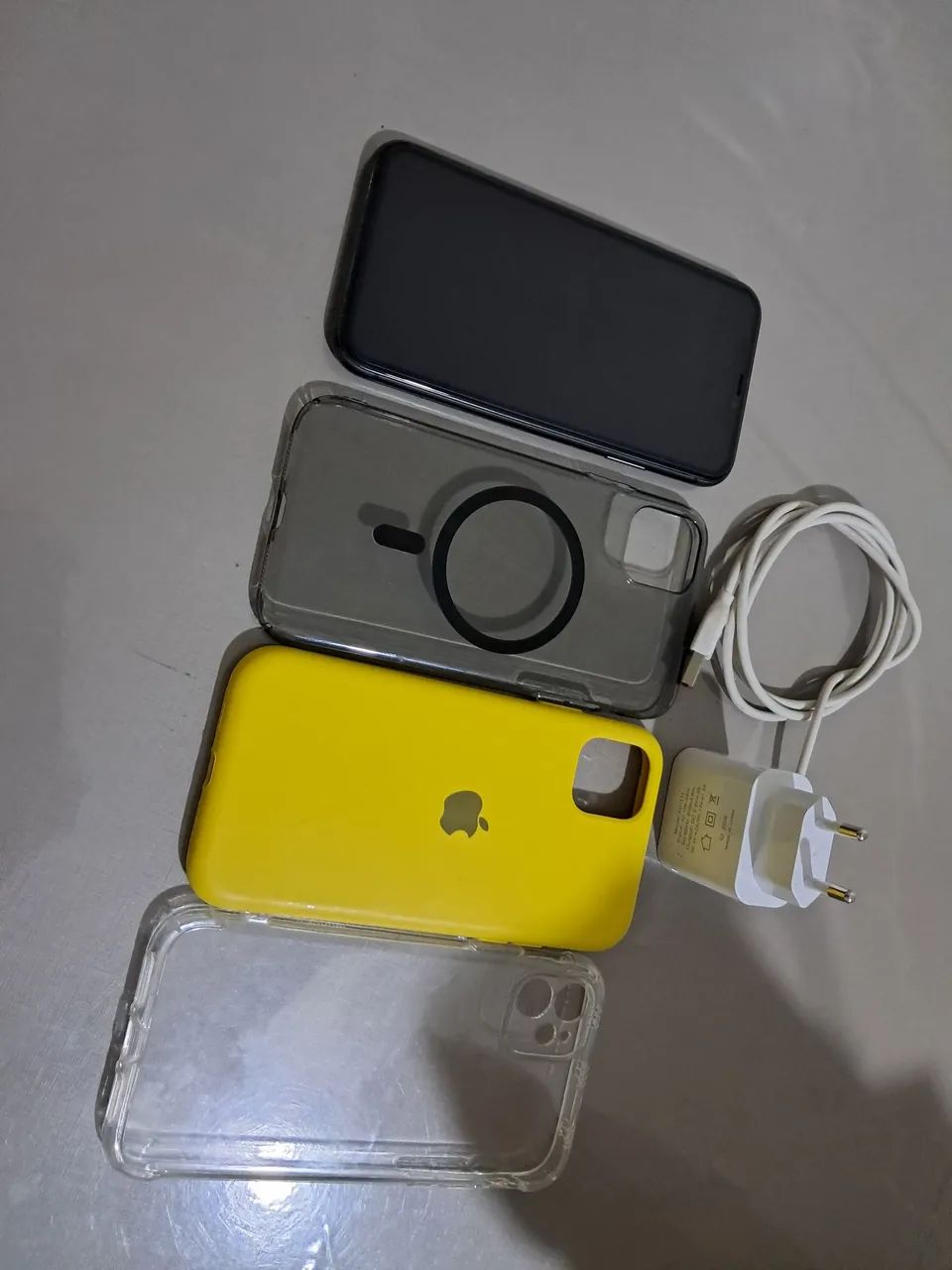 Vende-se IPHONE 11 DE 64 GIGAS ZERADO 