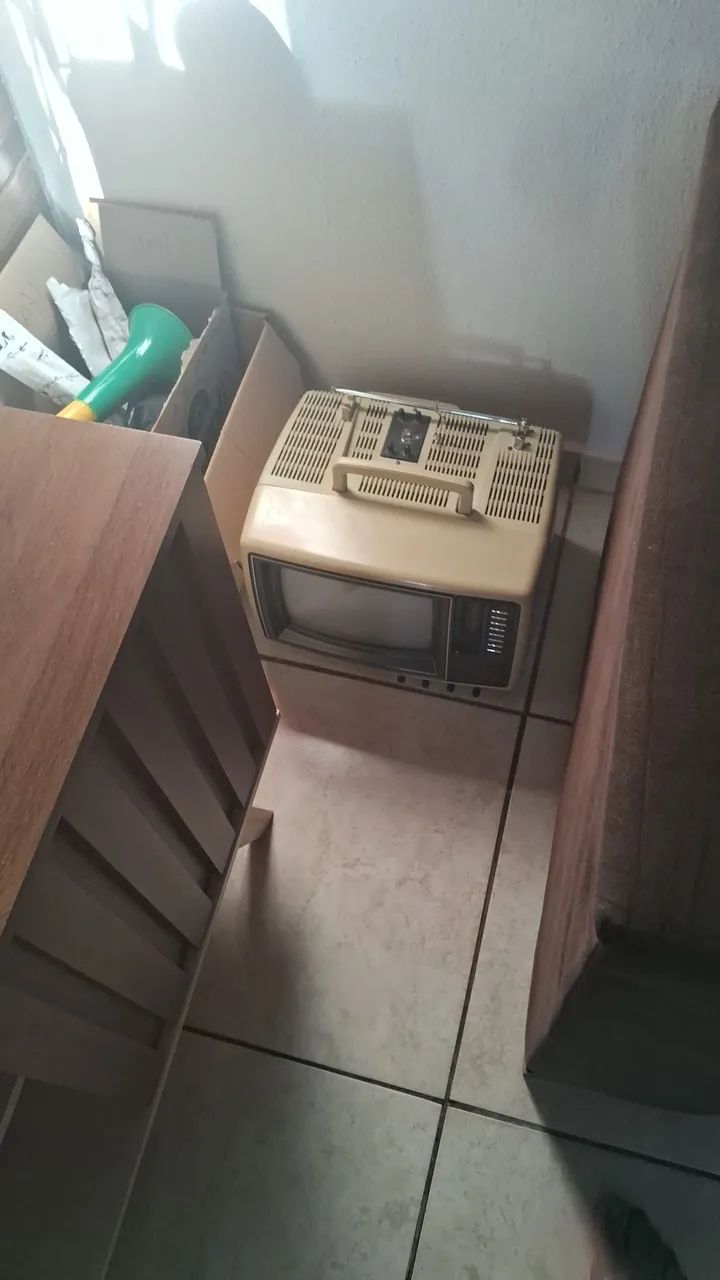 Uma pequena tv antiga  - Foto 3