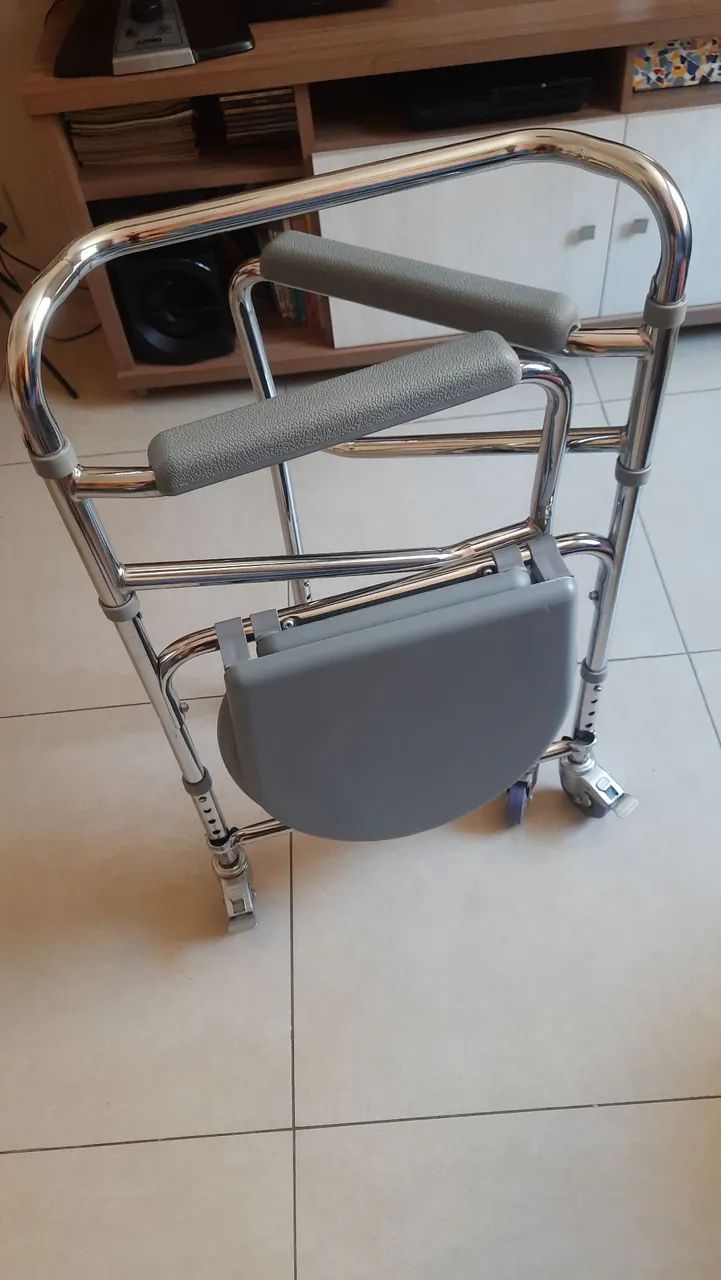 Cadeira de rodas para Banho em Inox com Reservatório - Quase Nova! - Foto 4