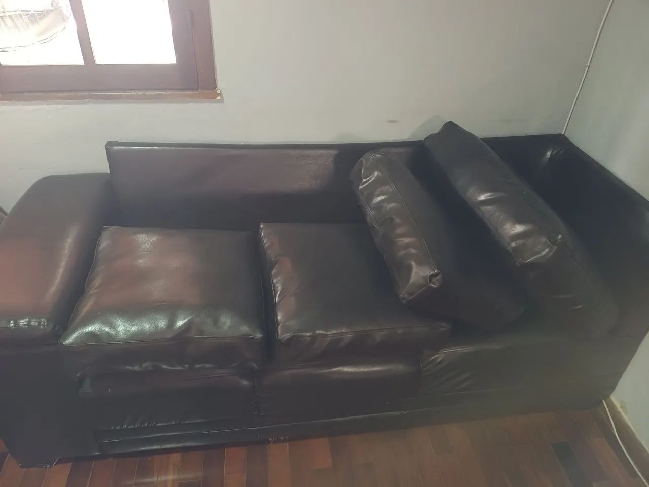 Vendo sofá preto de três lugares 