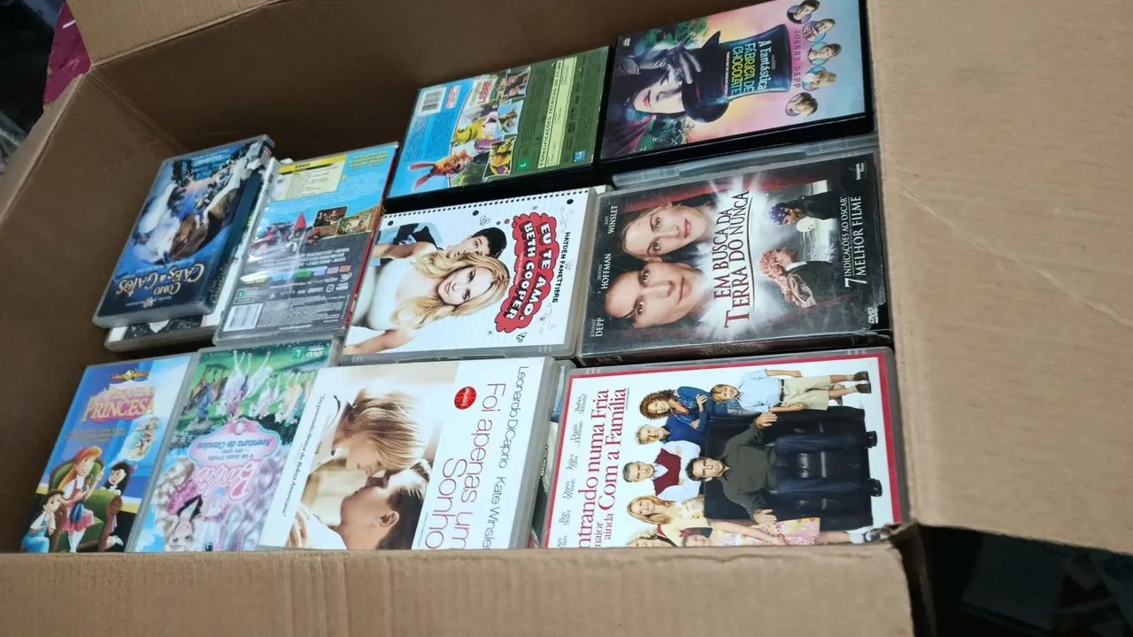 Caixa com 190 dvds  variados  - Foto 2