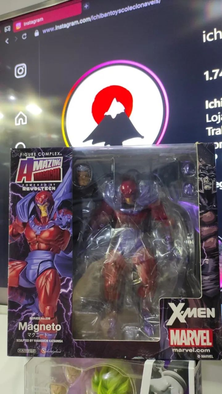 Revoltech original Magneto ver Comics