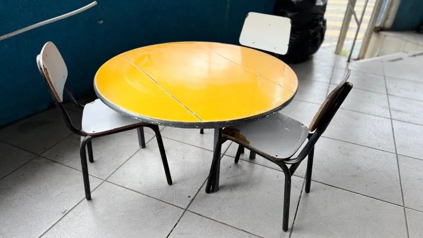 MESA INFANTIL ESCOLAR COM 3 CADEIRAS