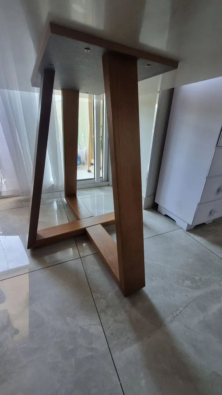 Mesa quadrada de madeira maciça com tampo de vidro - Foto 2
