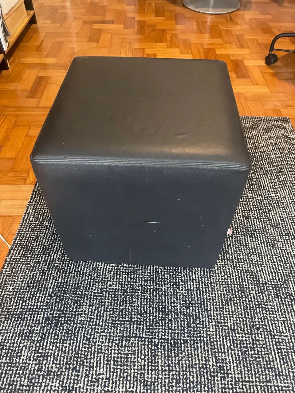 Puff preto formato de cubo - Foto 5