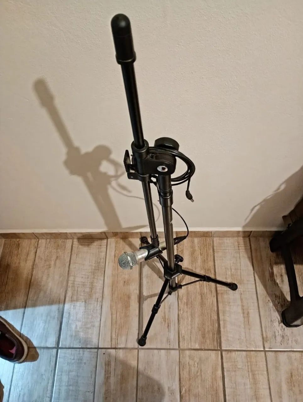 Pedestal de Microfone com Microfone - Ajustável e funcionando