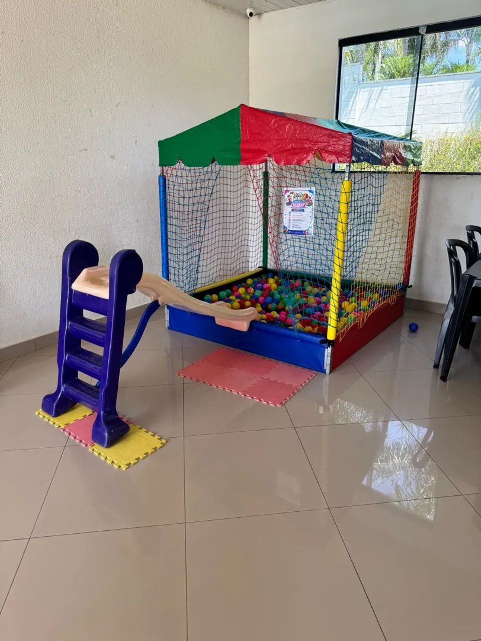 Locação de brinquedos decorações mesas e cadeiras  - Foto 3
