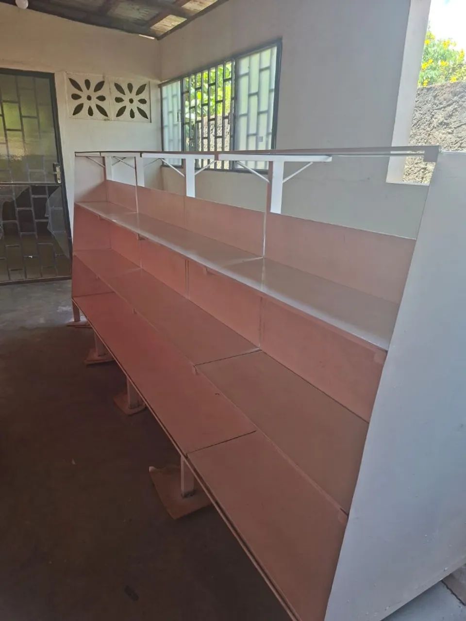 estamos vendendo três lindas prateleiras de ferro e madeira - Foto 2