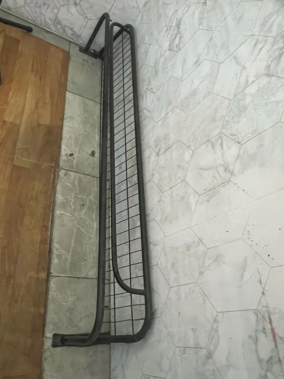 Arara de parede com prateleira aramada maia 1 arara  - Foto 2