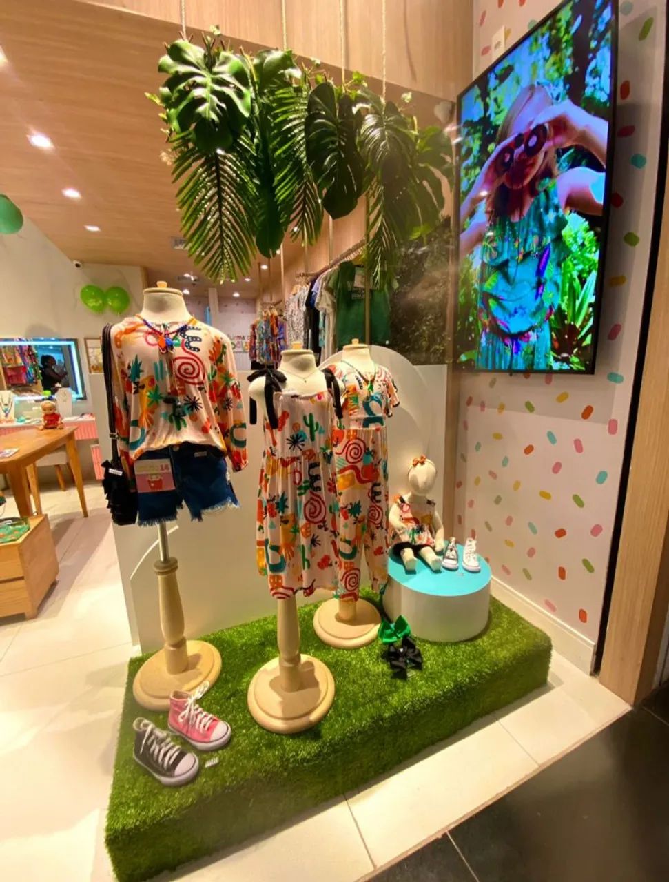 Manequins de grife infantil com pedestal de madeira maciça 