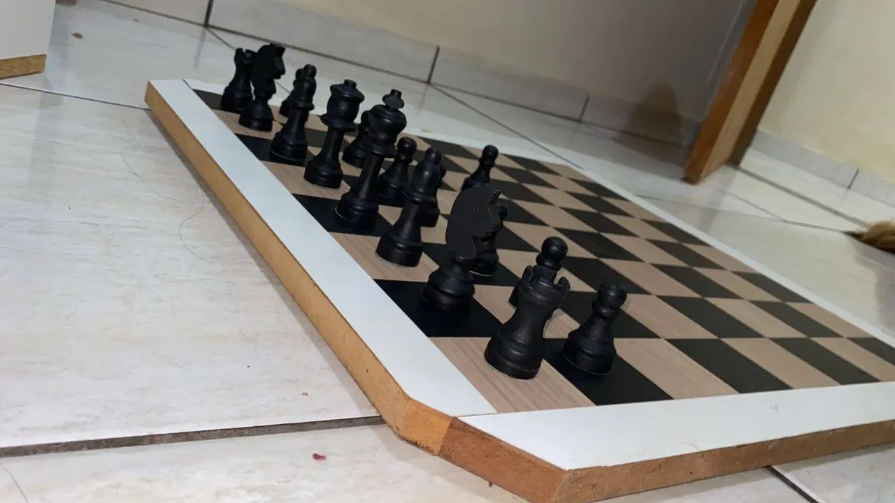 Jogo de xadrez em madeira