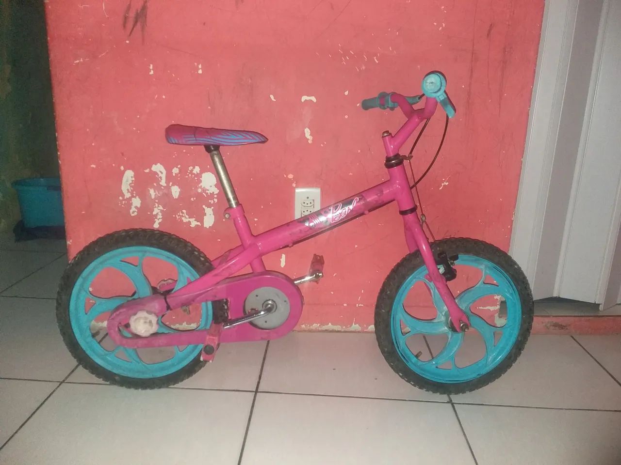 Bicicleta infantil Barbie. - Foto 2