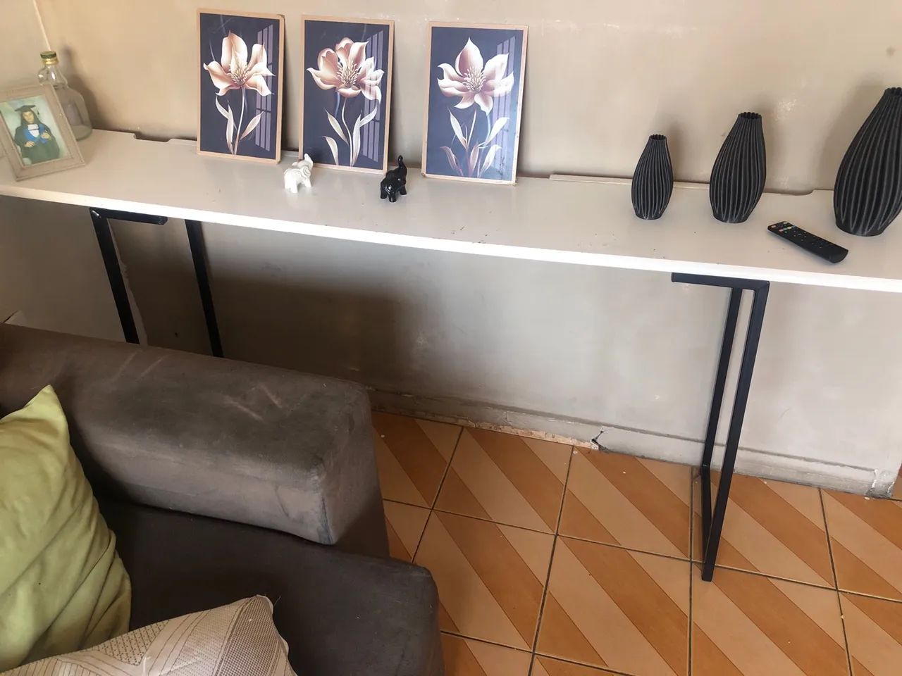 Aparador de mdf com pés de ferro 