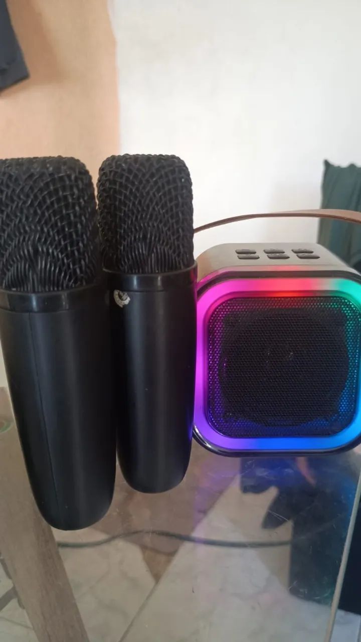 Caixinha de som com microfones