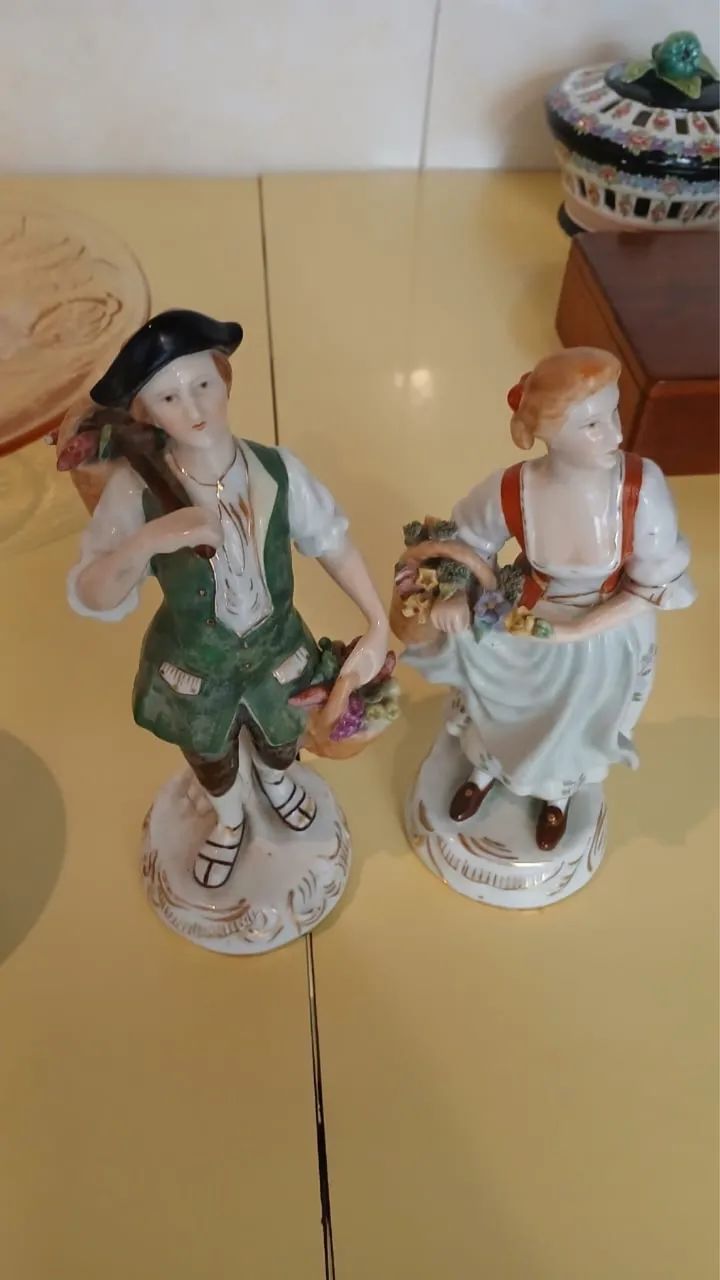 Par de estatuetas de porcelana vintage marca portuguesa Vieira de Castro. 