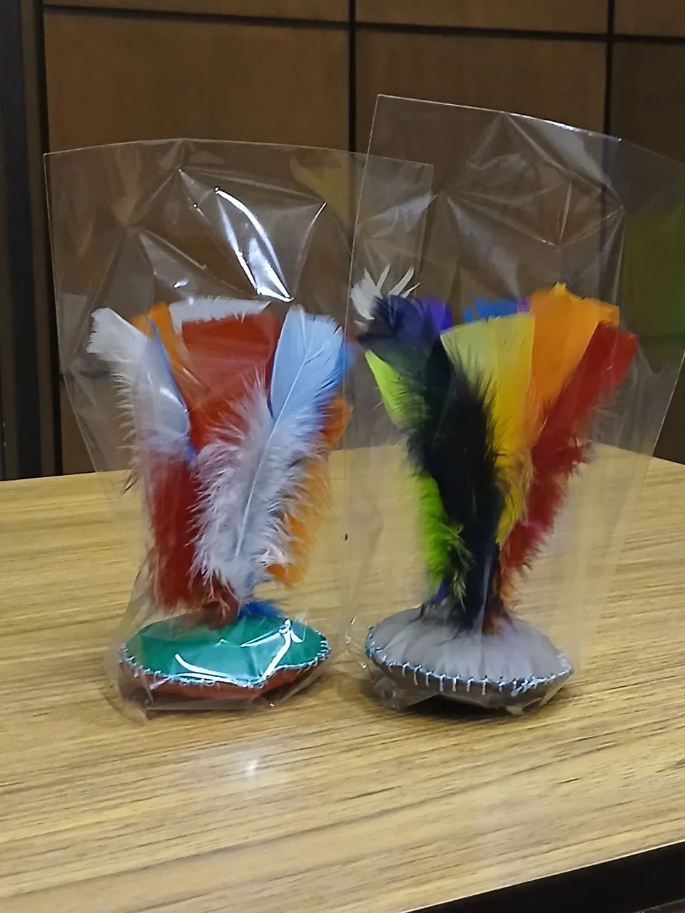 Petecas de Penas Coloridas com base de couro kit de 5 und.  - Foto 4