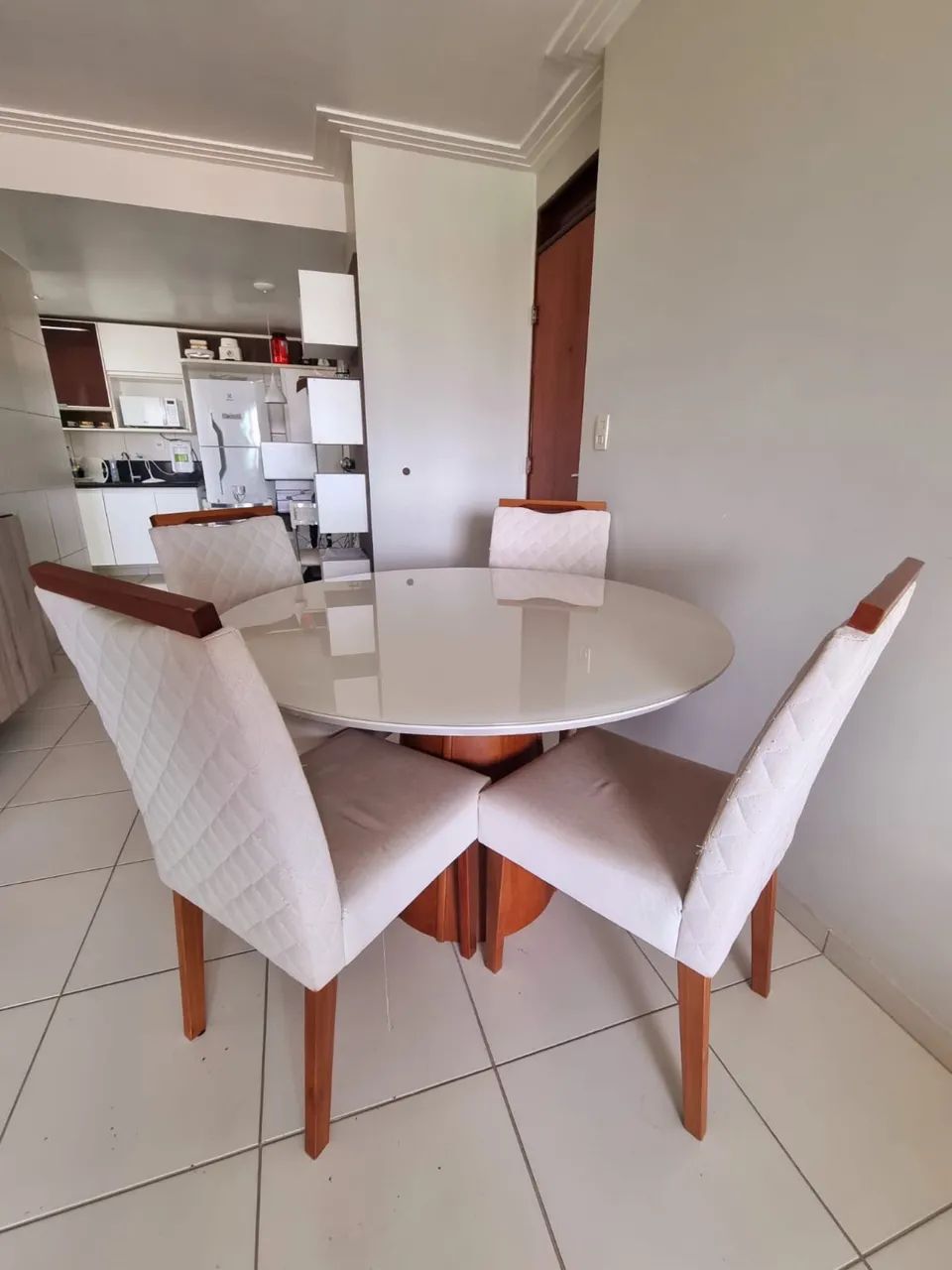 Mesa de jantar com 4 cadeiras 