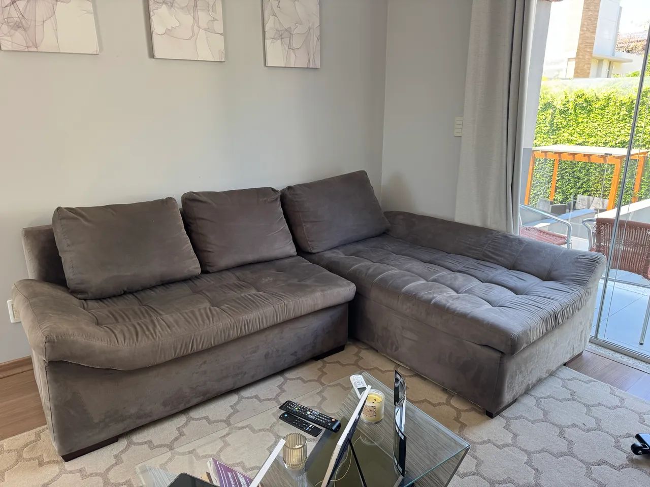 Sofá com chaise 