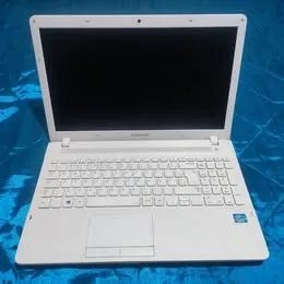 Notebook Samsung NP270e5g Intel Core i3-3110m 2.4Ghz Tela 15 8Gb Ram SSD 240Gb Windows 10 - Foto 6