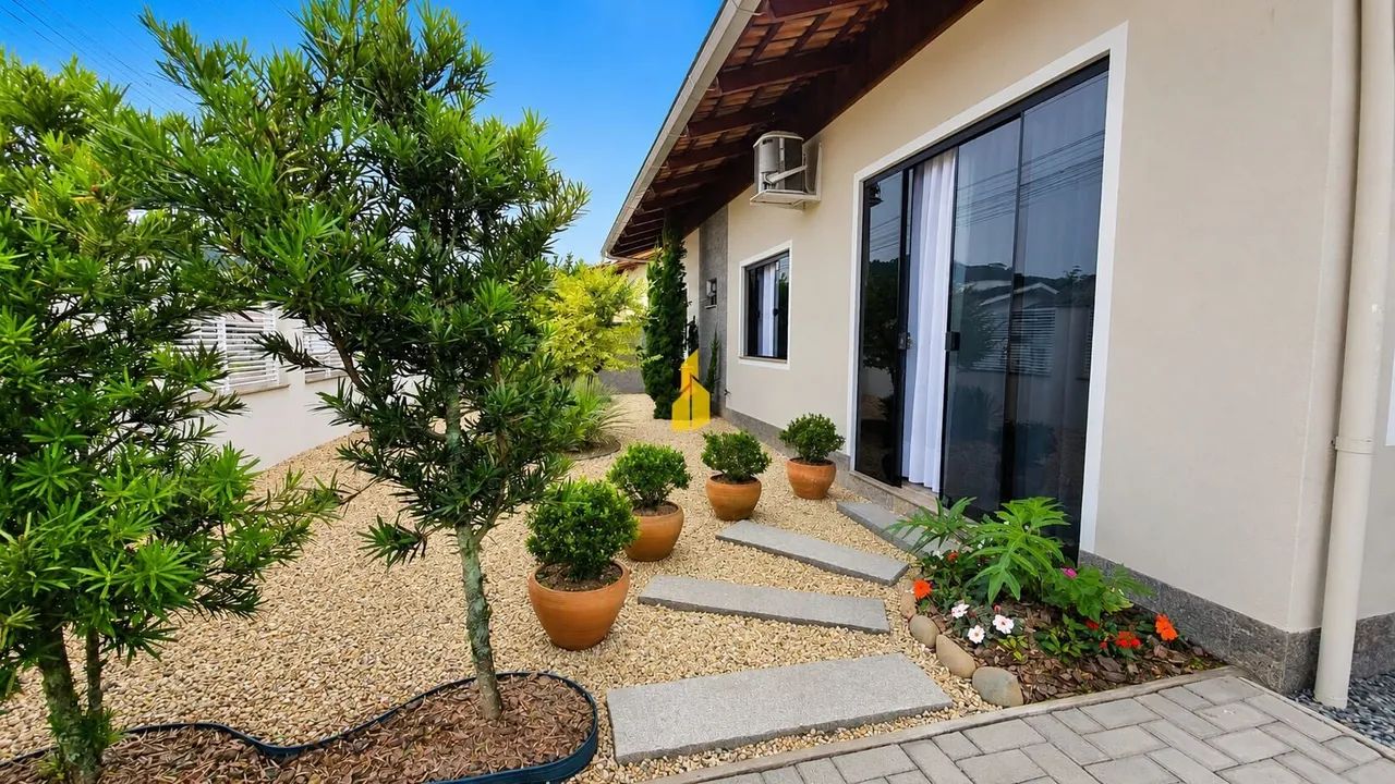 Casa com piscina e edícula no fundos