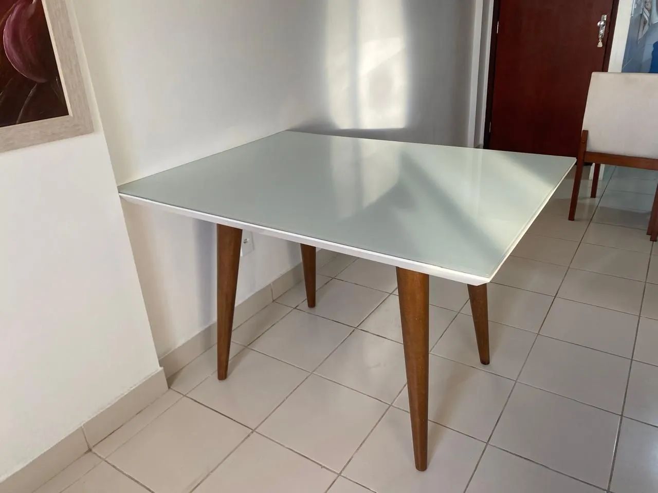 Mesa branca com tampo de vidro - Foto 2