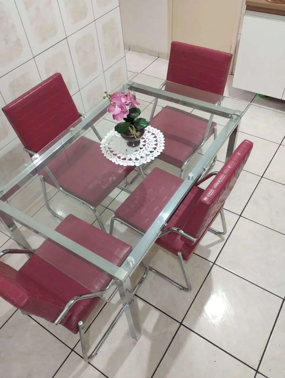 MESA DE JANTAR COM CADEIRAS EM COURO. LINDÍSSIMA!! - Foto 3