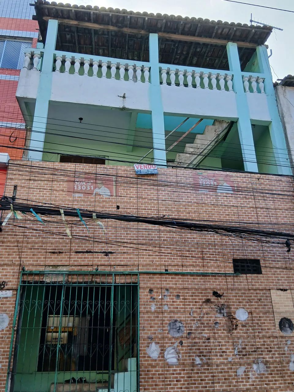 Prédio de 3 andares [3 casas independentes e ponto comercial] - Foto 2