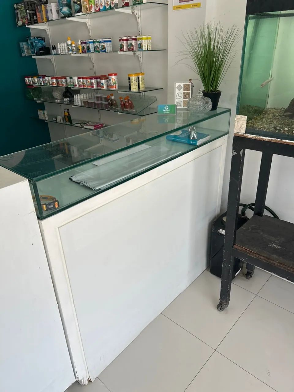 Balcão expositor branco com vitrine de vidro