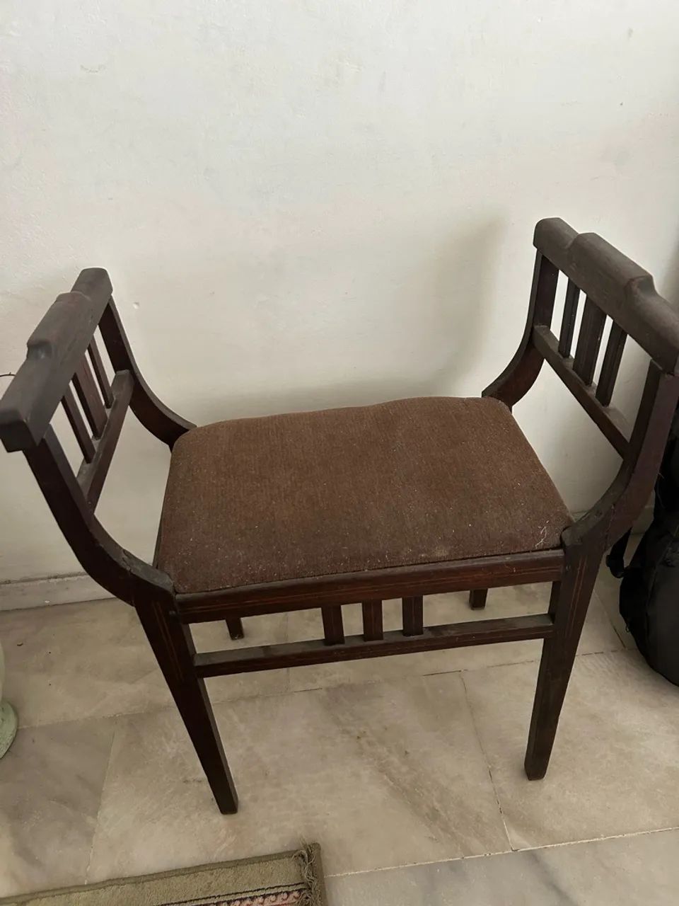 CADEIRA ANTIGA COM BRAÇOS