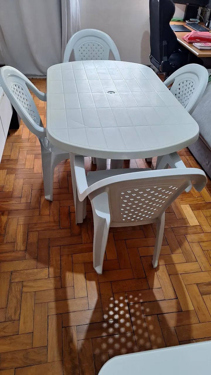 Mesa de Plástico com 04 Cadeiras - Foto 4