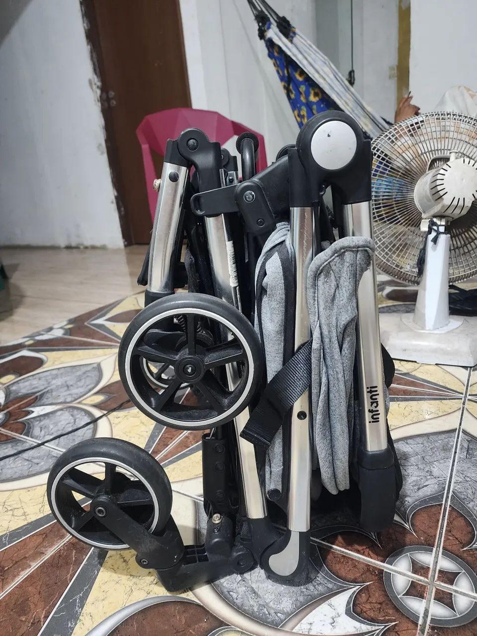Vendo  carro de bebê.. valor 400