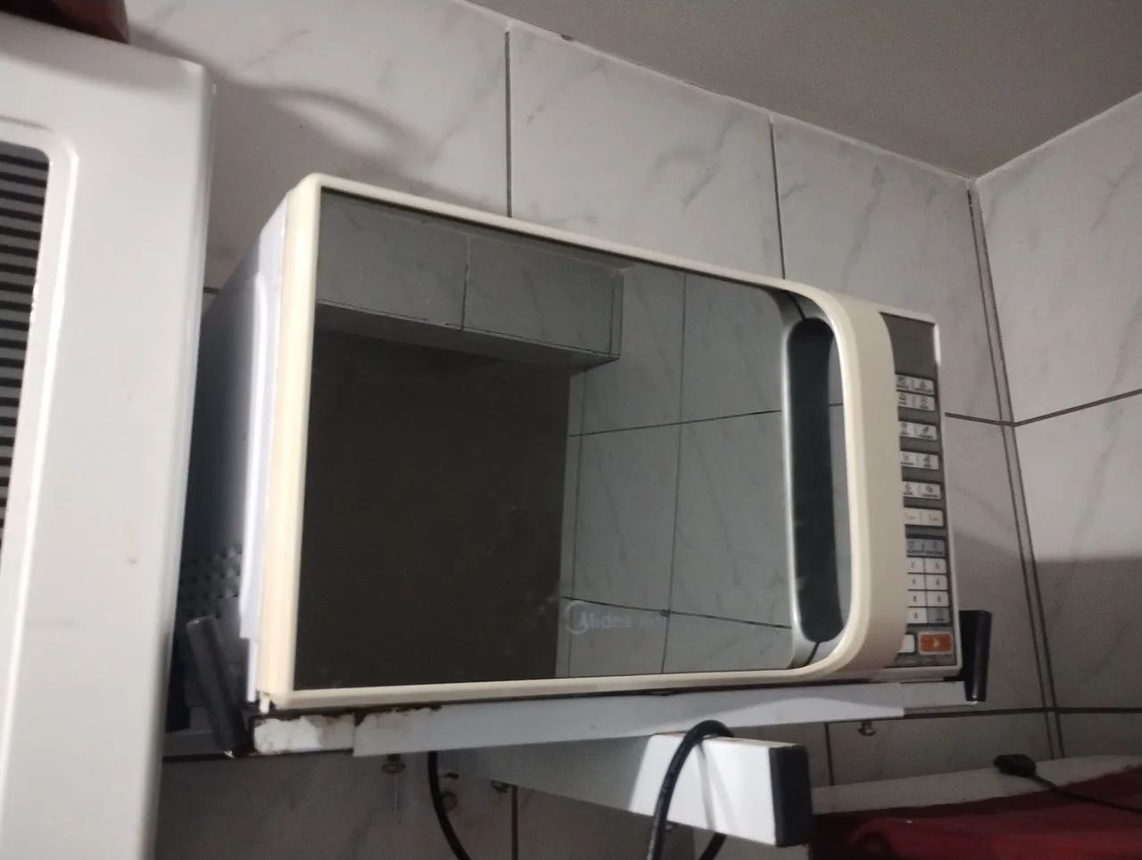 Microondas em perfeito estado de uso e funcionando bem. - Foto 2
