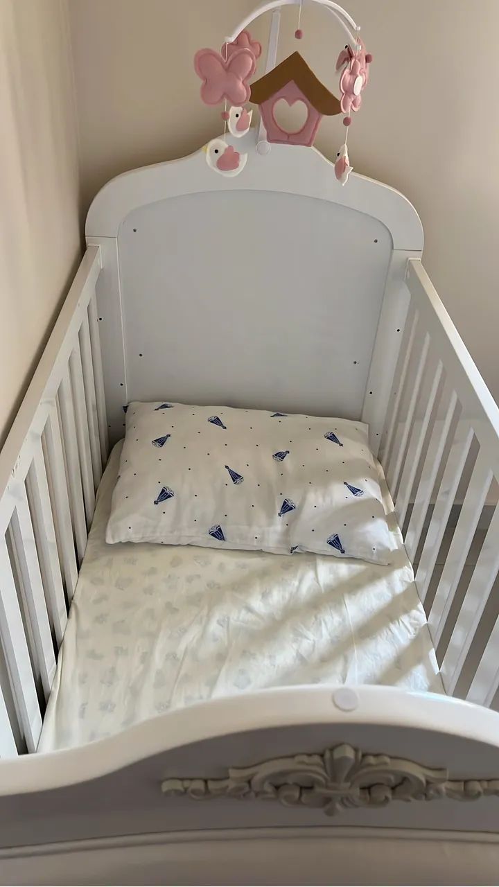 Berço vira cama e tem 3 opções de altura