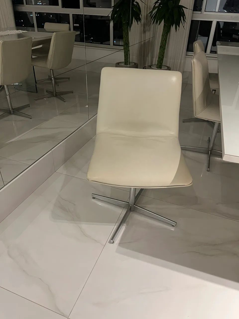 Vendo 8 cadeiras de sala de jantar em couro
