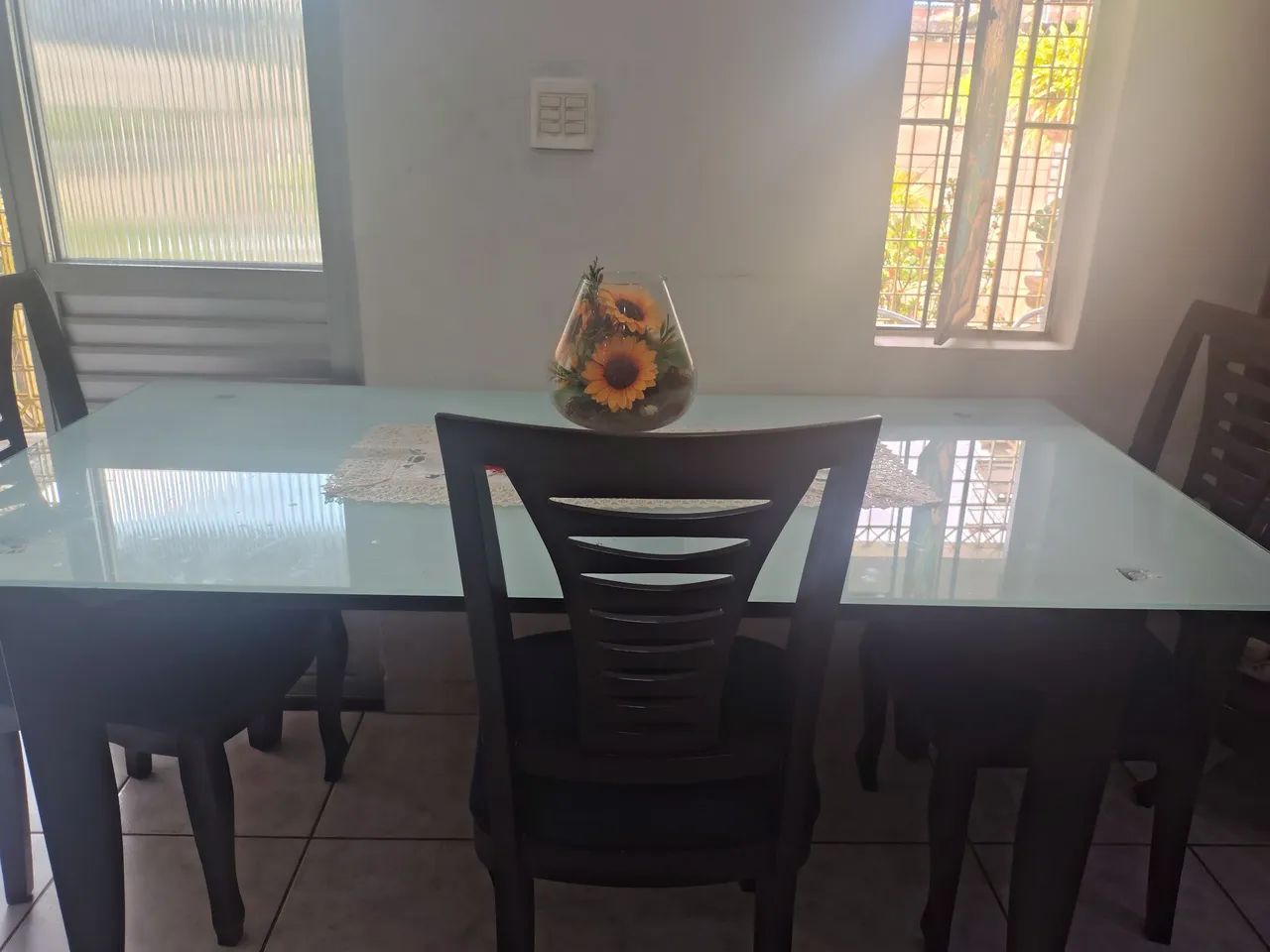 Mesa com tampo de vidro e pés de madeira com 06 cadeiras 06 lugares - Foto 2