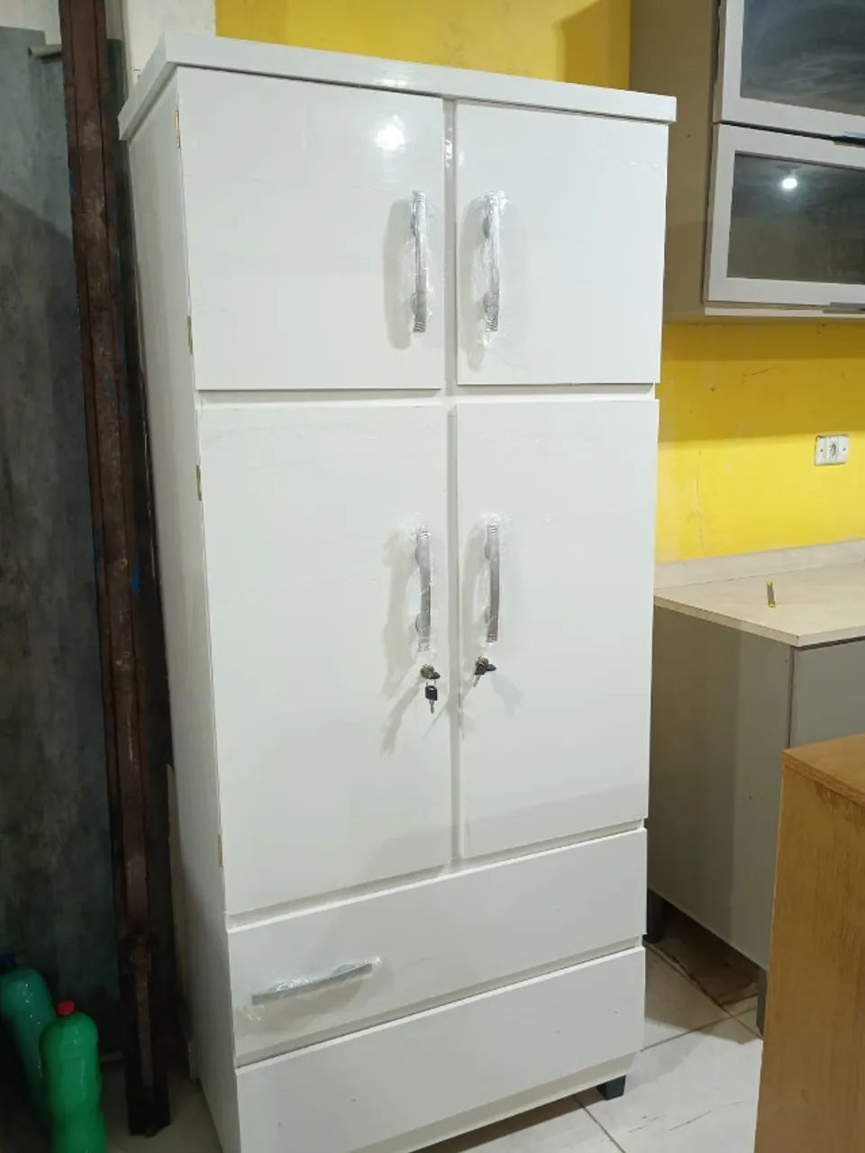 Guarda-Roupas em bloco de madeira novo com chaves