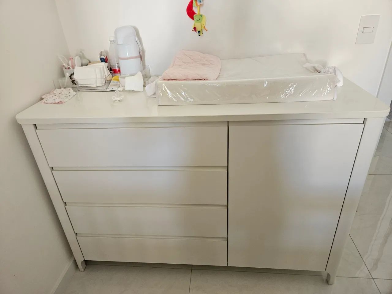 Cômoda branca infantil