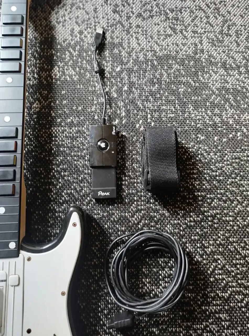 Guitarra em Madeira e Tamanho real ps2.ps3 e pc - Foto 5