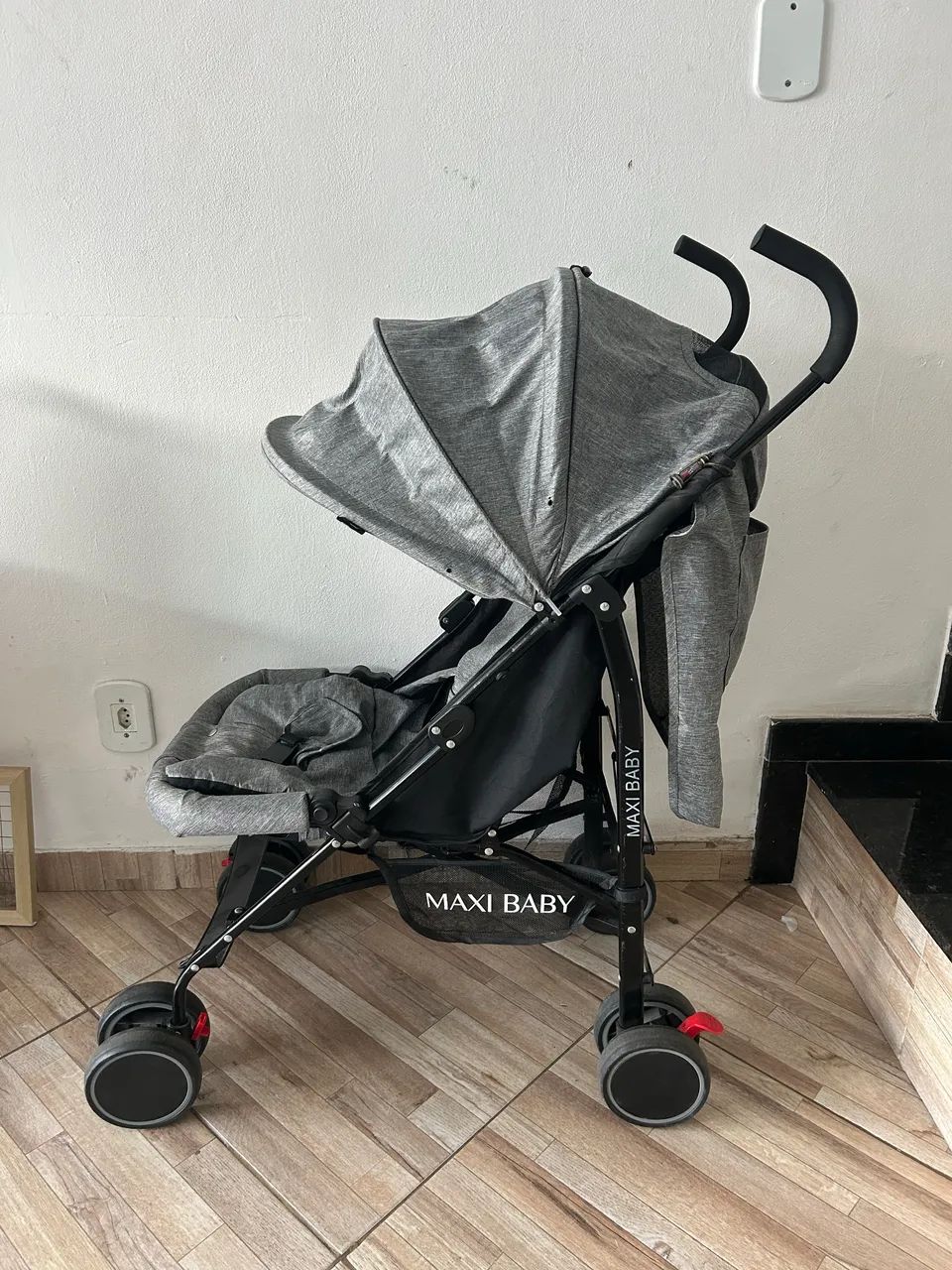 Carrinho de bebê compacto
