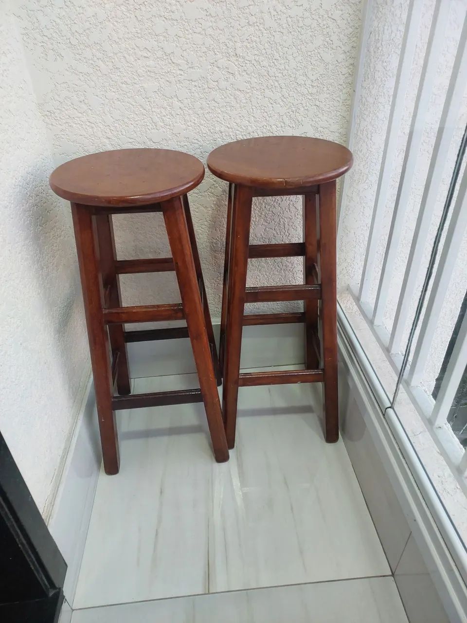 Banquetas de madeira tamanho alto