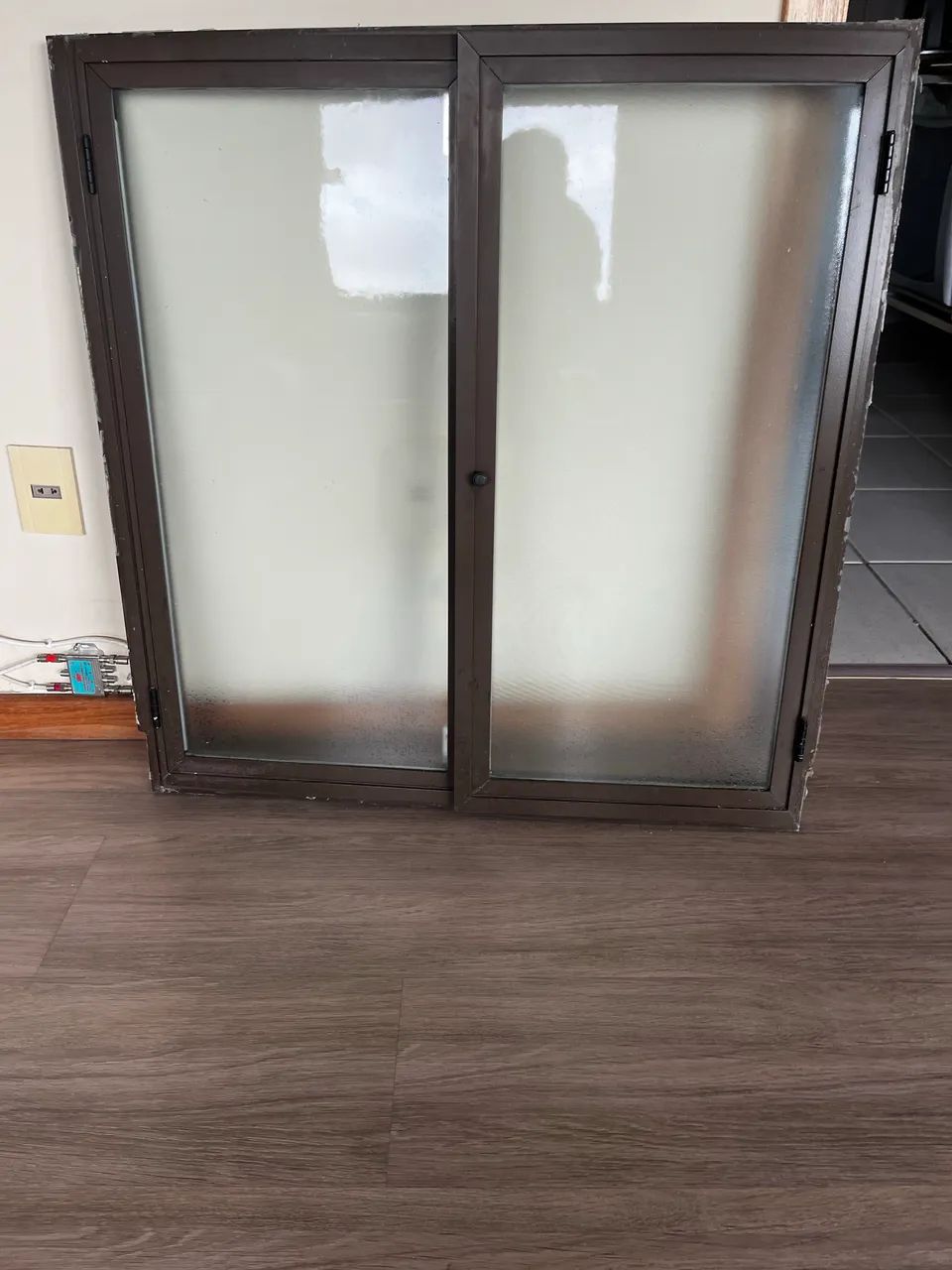 Porta de alumínio cor bronze com vidro jateado