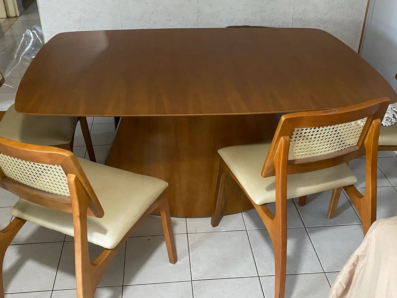 Mesa lindíssima de madeira, sofisticada  - Foto 2