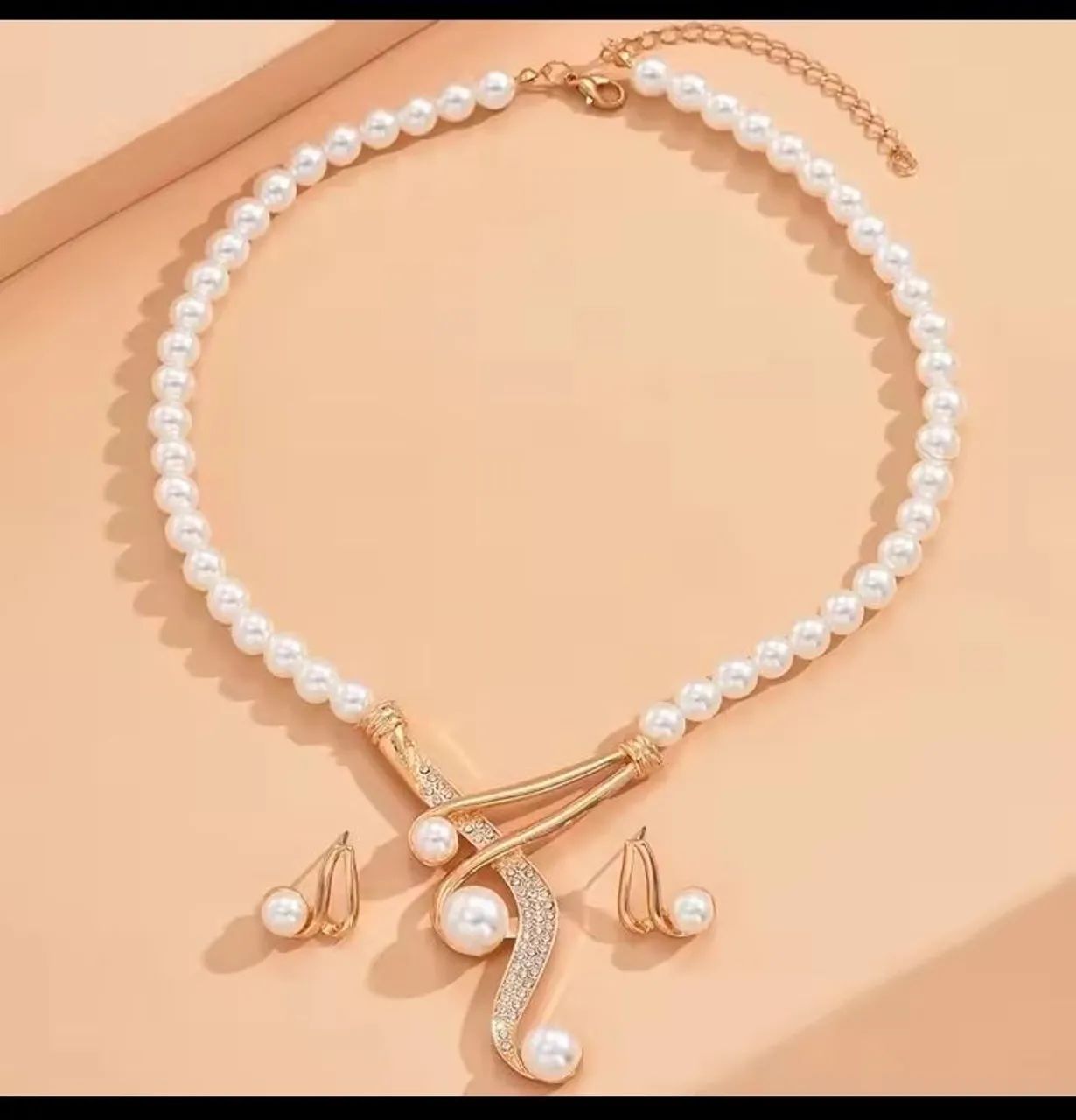 Conjunto de colar/ brincos pérola 