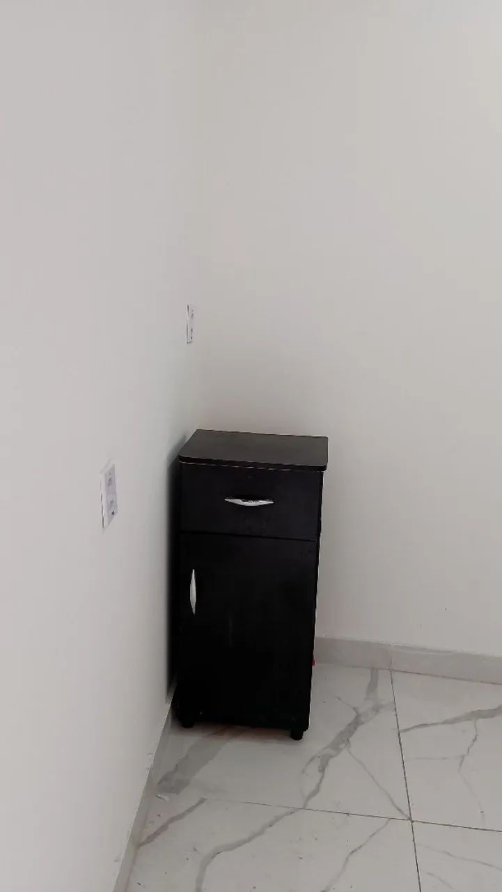 1 quarto bem localizado, e uma sala bem localizado 