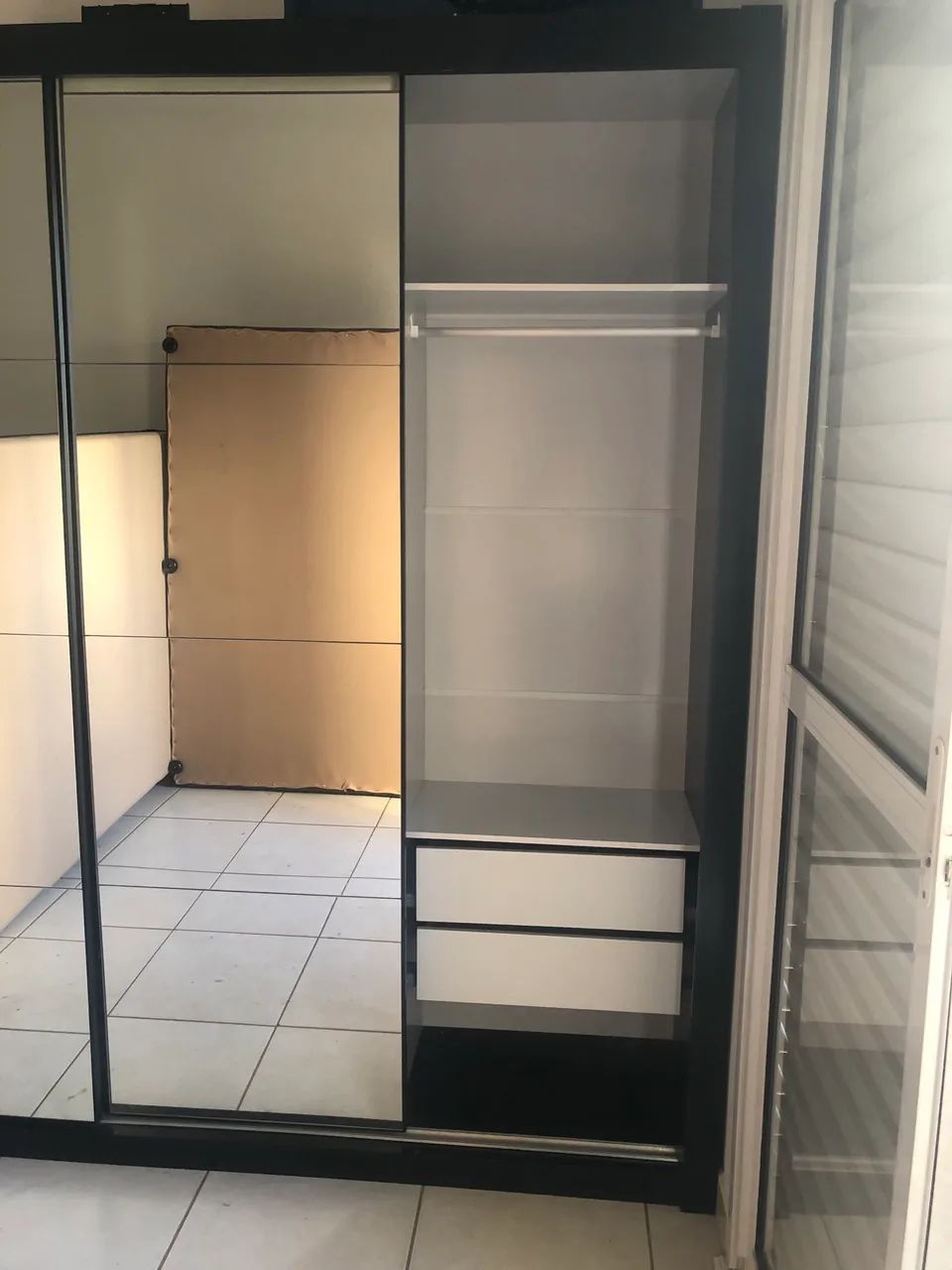GUARDA-ROUPA COM 8 MESES DE USO - Foto 2